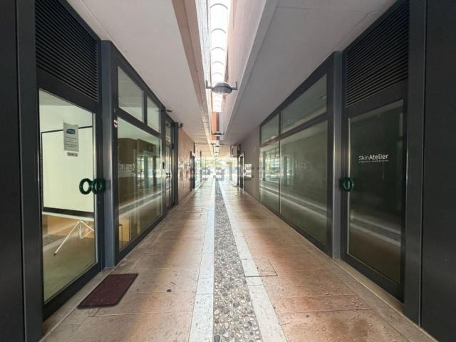 Locale Commerciale in vendita a Angarano, Bassano Del Grappa