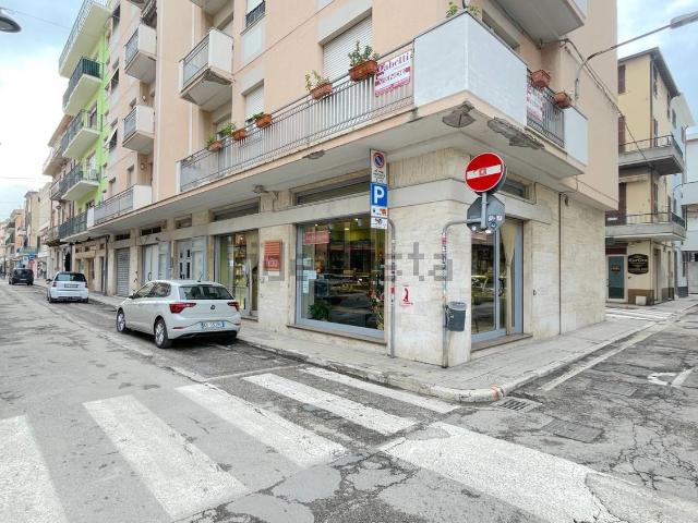 Locale Commerciale in vendita a Marina centro, Marche