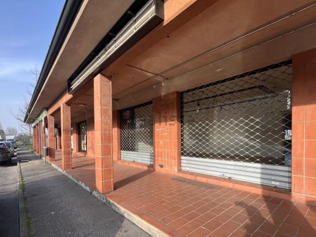 Locale Commerciale in vendita a Seggiano, Pioltello