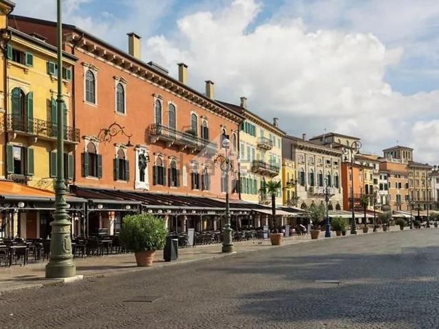 Locale Commerciale in vendita a Centro storico, Brenzone