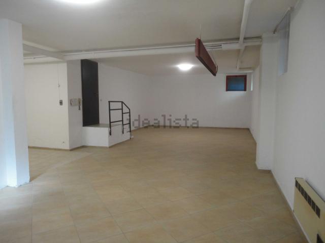 Locale Commerciale in vendita a Cornate D'adda, Lombardia