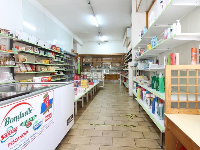 Locale Commerciale in vendita a Vallone, Pavia