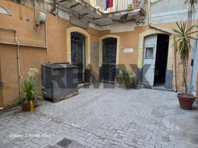 Locale Commerciale in vendita a Centro storico, Catania
