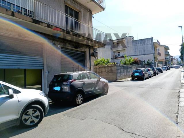 Locale Commerciale in vendita a Giarre, Sicilia
