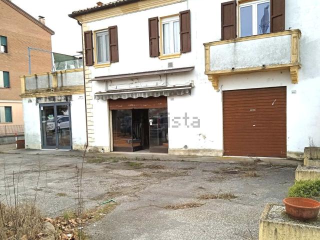 Locale Commerciale in vendita a Ferrara, Reggio Emilia