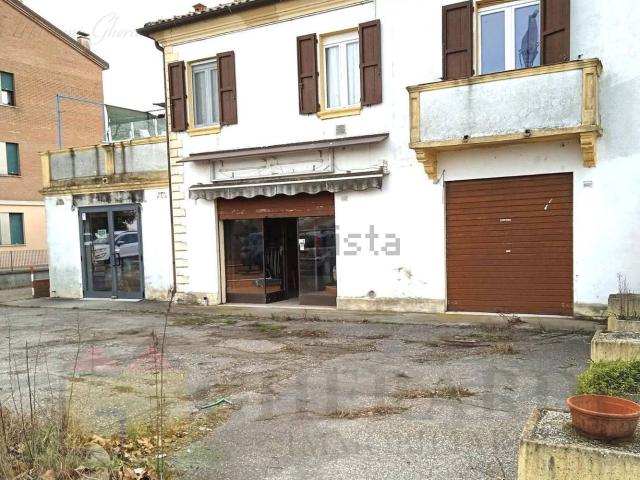 Locale Commerciale in vendita a Ferrara, Reggio Emilia