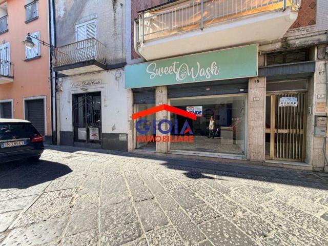 Locale Commerciale in vendita a Mondragone, Campania