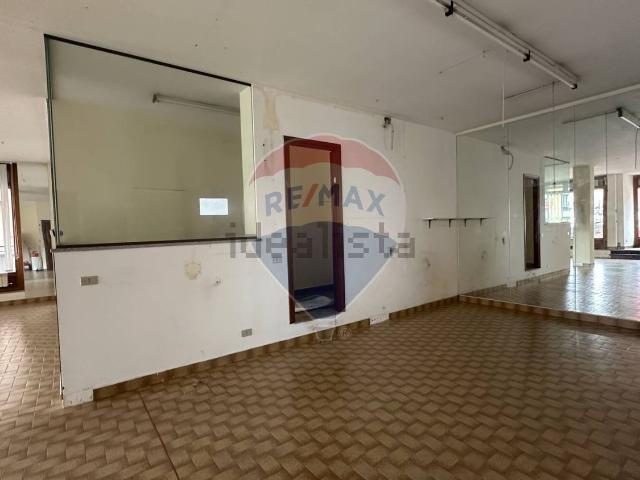 Locale Commerciale in vendita a Comunità Montana Valli del Verbano, Luino