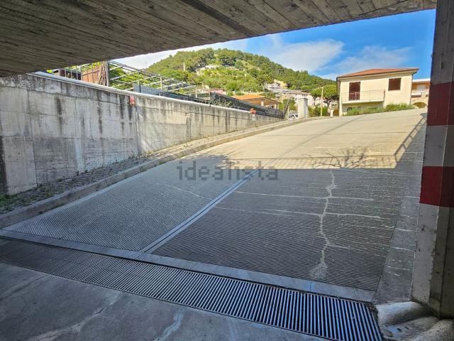Locale Commerciale in vendita a Vallecrosia, Liguria