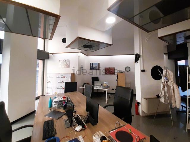 Locale Commerciale in vendita a Oltresempione, Legnano