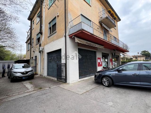 Locale Commerciale in vendita a Sant'Antonino, Treviso