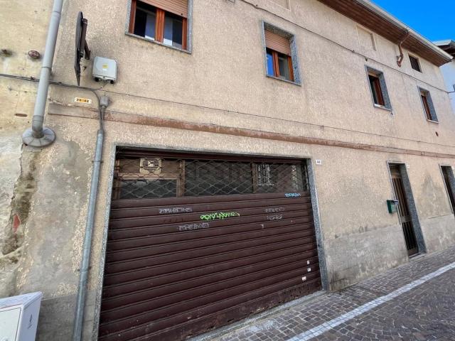 Locale Commerciale in vendita a Porta San Pietro, Piemonte
