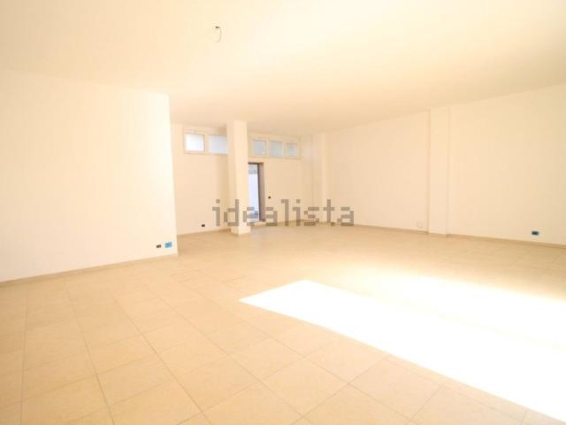 Locale Commerciale in vendita a Puglia, Taranto