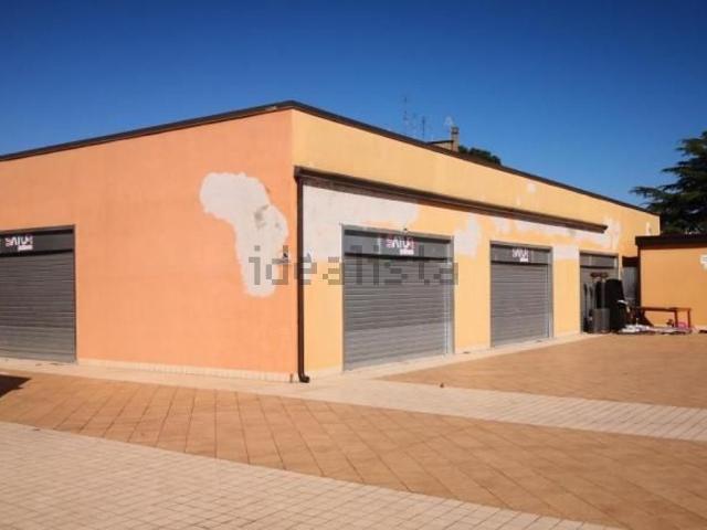 Locale Commerciale in vendita a Marche, Macerata