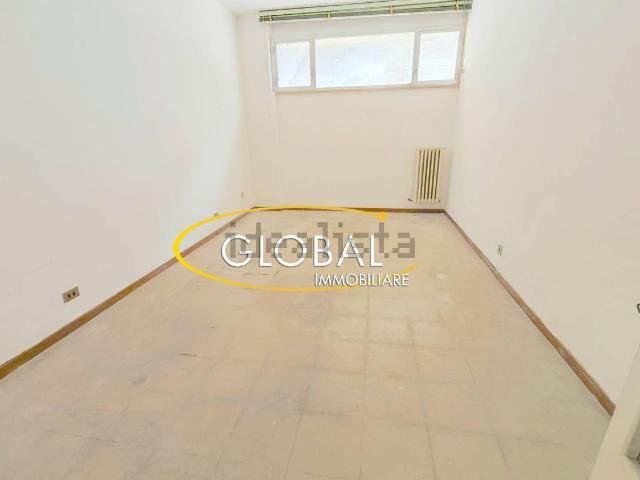 Locale Commerciale in vendita a Passetto, Marche