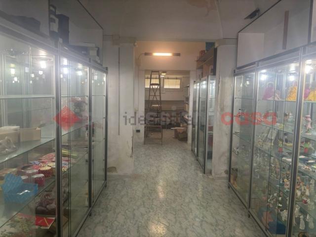 Locale Commerciale in vendita a Puglia, Taranto