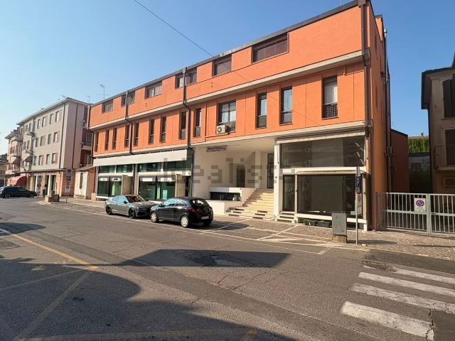 Locale Commerciale in vendita a Ostiglia, Mantova