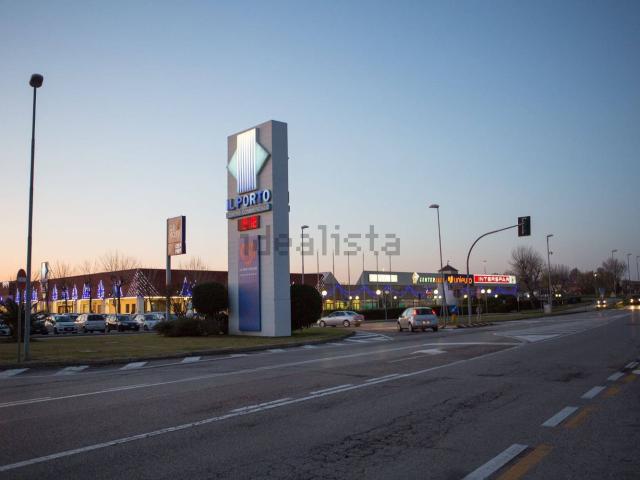Locale Commerciale in vendita a Adria, Veneto