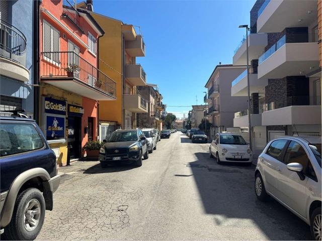 Locale Commerciale in vendita a Porto Recanati, Macerata