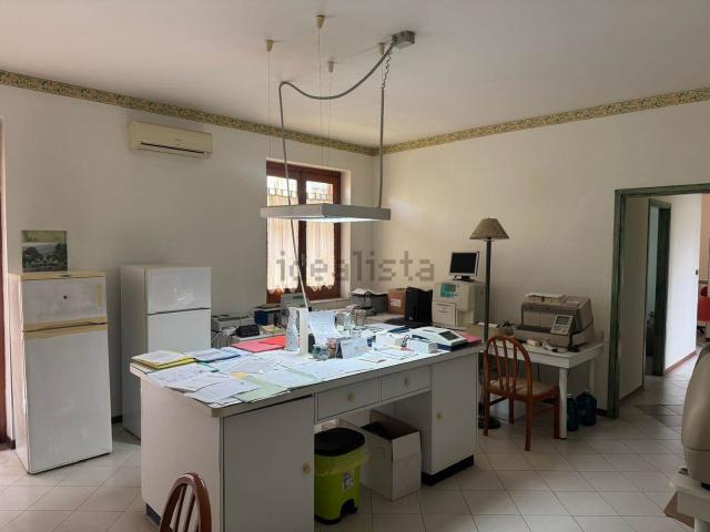 Locale Commerciale in vendita a Aci Santa Lucia, Aci Catena