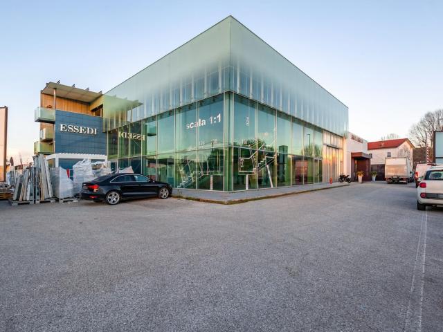 Locale Commerciale in vendita a Viareggio, Toscana