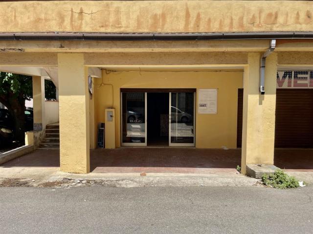 Locale Commerciale in vendita a Marina di Roseto Capo Spulico, Calabria