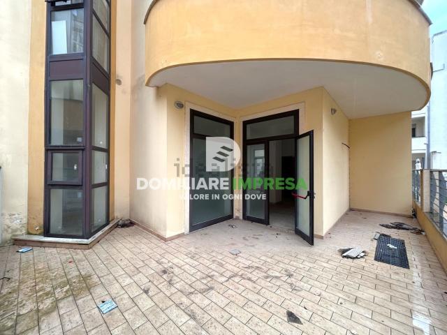 Locale Commerciale in vendita a Puglia, Lecce