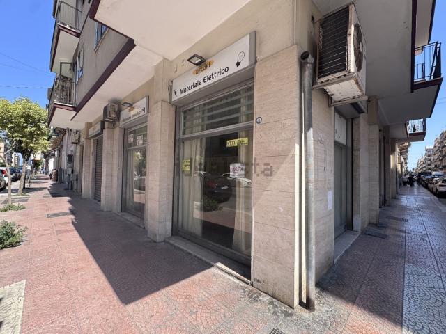 Locale Commerciale in vendita a Puglia, Taranto