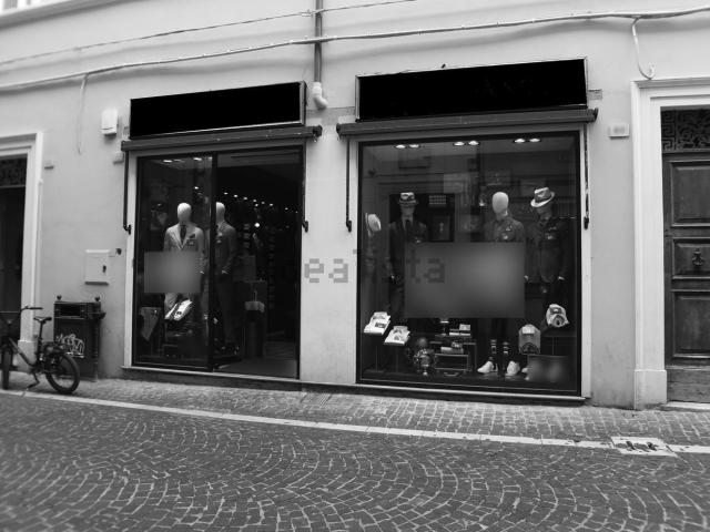 Locale Commerciale in vendita a Centro Storico, Marche