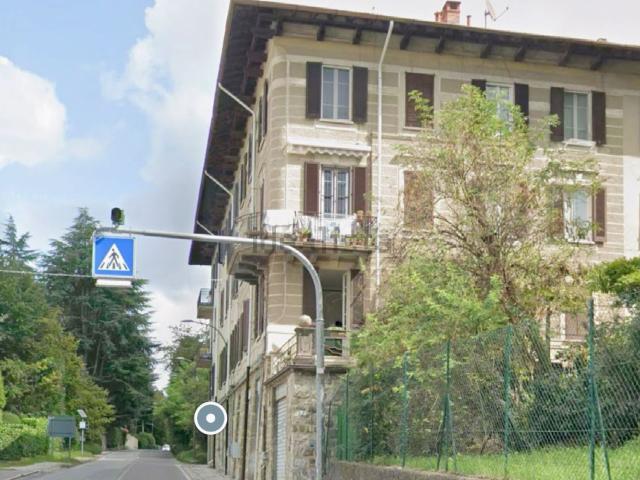 Locale Commerciale in vendita a Barzanò, Lombardia