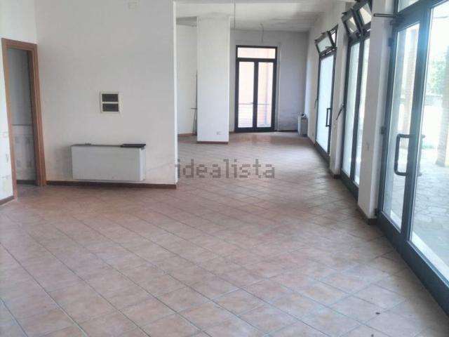 Locale Commerciale in vendita a Levane alta, Montevarchi