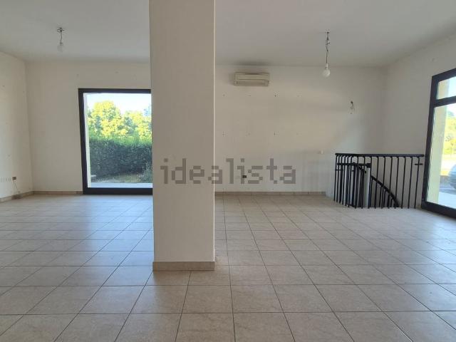Locale Commerciale in vendita a Marche, Pesaro E Urbino