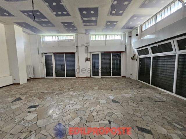 Locale Commerciale in vendita a Limbiate, Lombardia