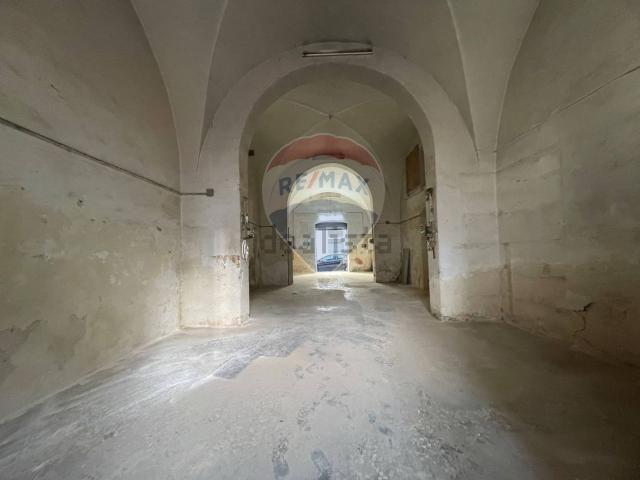 Locale Commerciale in vendita a Municipio 2, Puglia