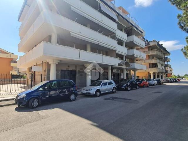 Locale Commerciale in vendita a Casapulla, Campania