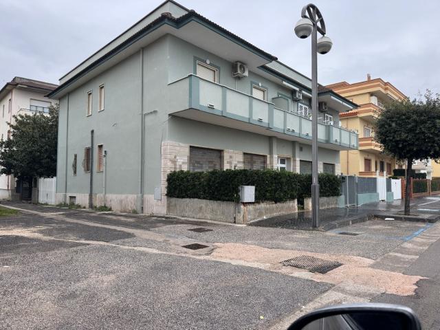 Locale Commerciale in vendita a Mondragone, Campania