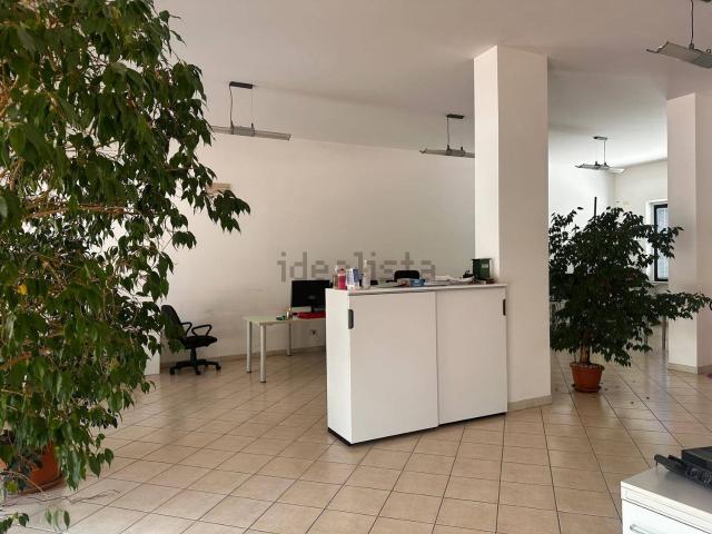 Locale Commerciale in vendita a Marche, Ancona