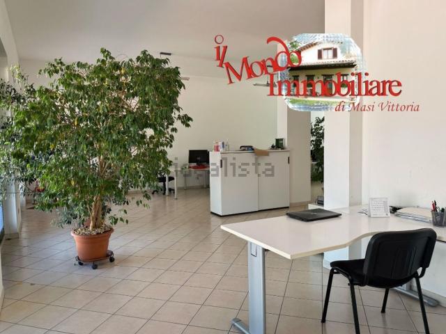 Locale Commerciale in vendita a Villa Musone, Loreto