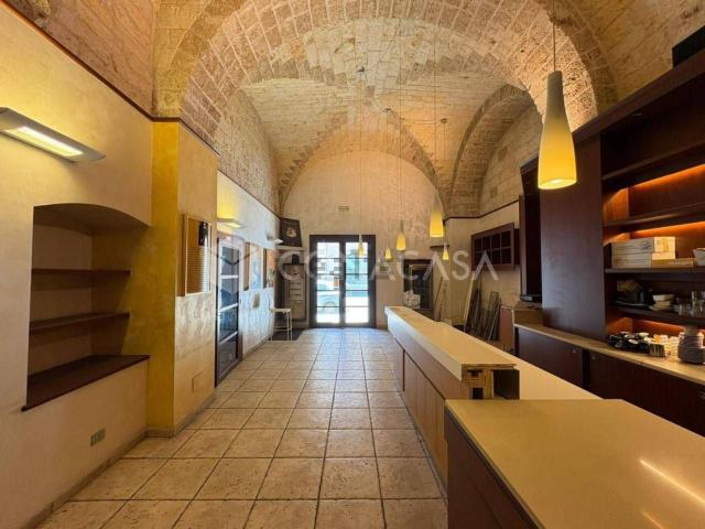 Locale Commerciale in vendita a Municipio 1, Puglia