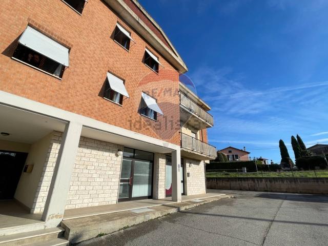 Locale Commerciale in vendita a Cenerente, Umbria