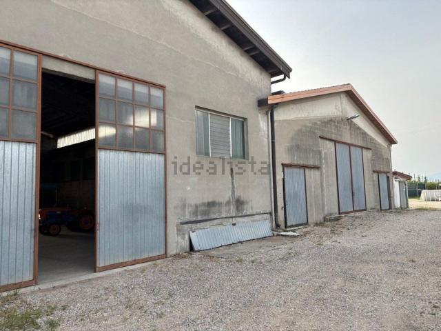 Locale Commerciale in vendita a Calzoni, Villafranca Di Verona