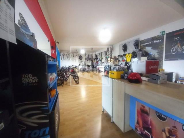 Locale Commerciale in vendita a Colline Matildiche, Re