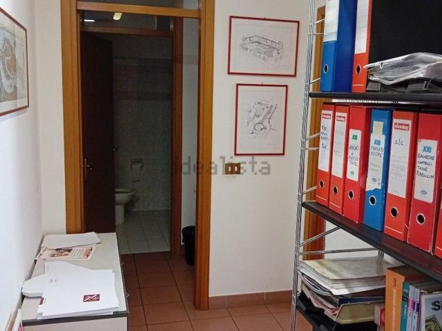 Locale Commerciale in vendita a Sant'Agostino esterna-Porta Castello, Re