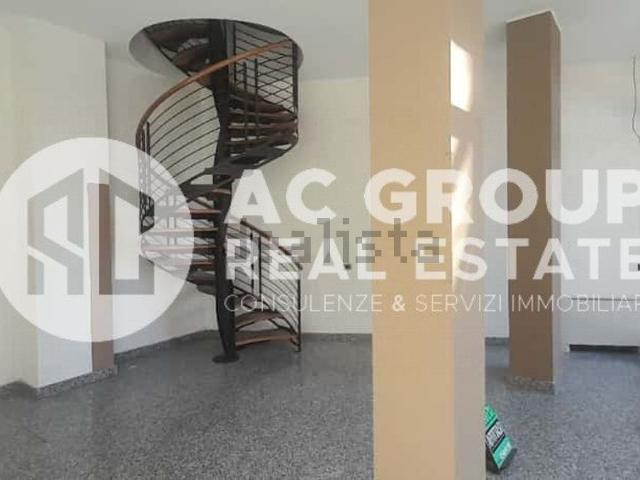 Locale Commerciale in vendita a Volta-Prealpi, Saronno