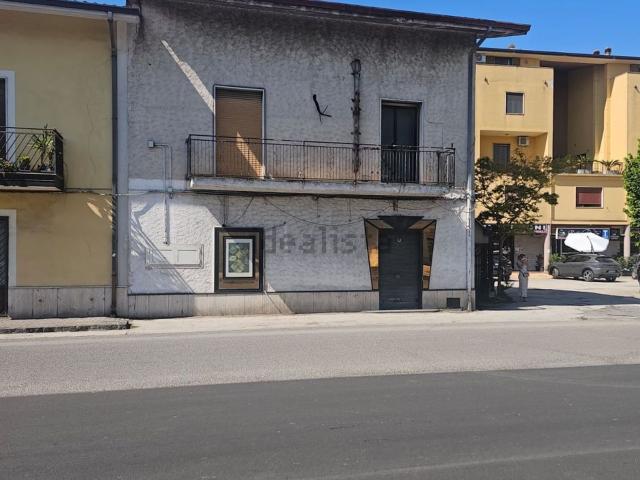Locale Commerciale in vendita a Montesarchio, Campania