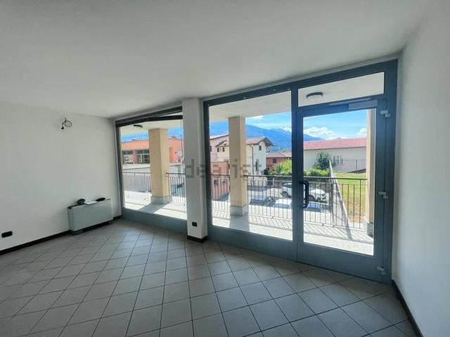 Locale Commerciale in vendita a Gravedona ed Uniti, Gravedona