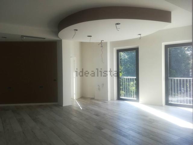 Locale Commerciale in vendita a Carvico, Lombardia