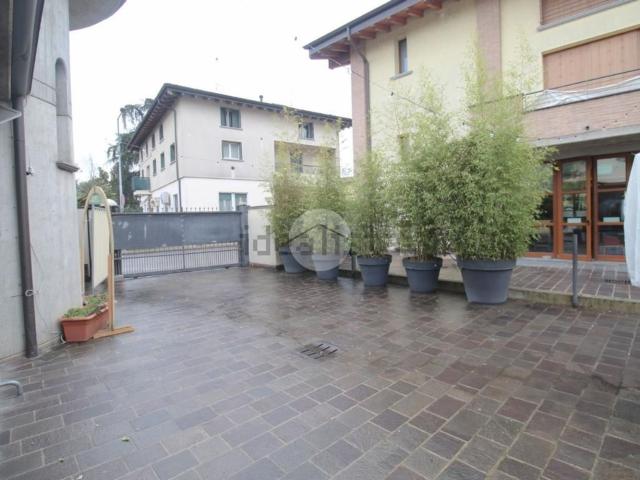 Locale Commerciale in vendita a Antegnate, Bergamo