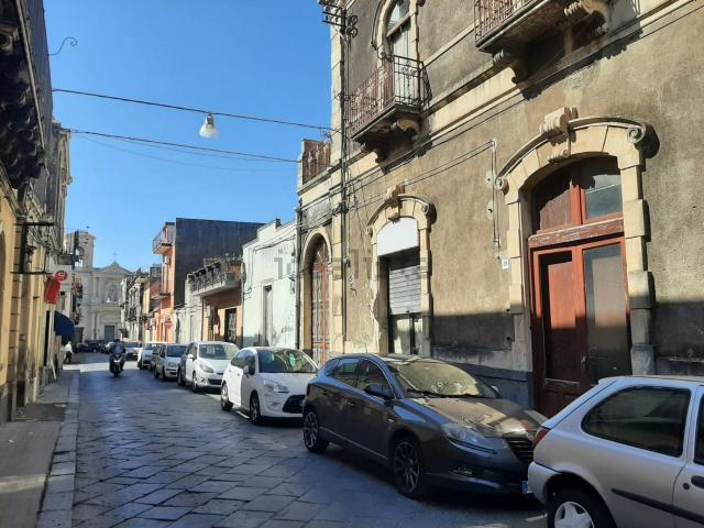 Locale Commerciale in vendita a Acireale, Sicilia