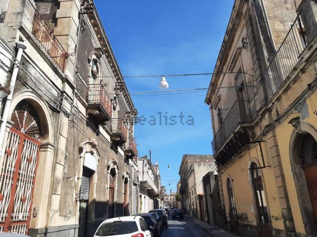 Locale Commerciale in vendita a Acireale, Sicilia